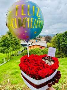 Corazon grande de rosas, fresas  decoradas y globos R55