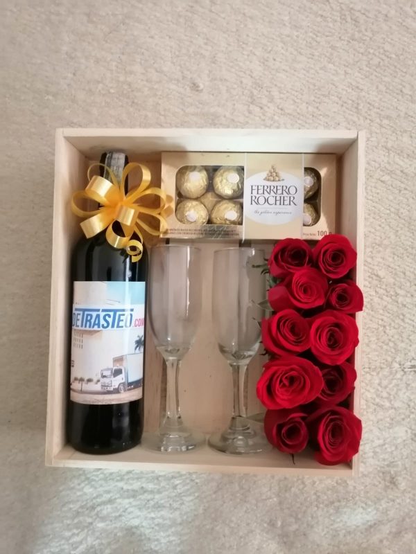 Caja con botella de vino personalizado, Ferrero, copas y rosas R59