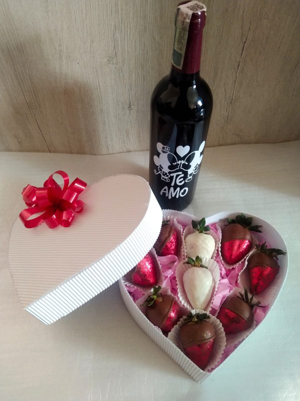 Botella de vino personalizada y corazón de fresas achocolatadas y decoradas R27
