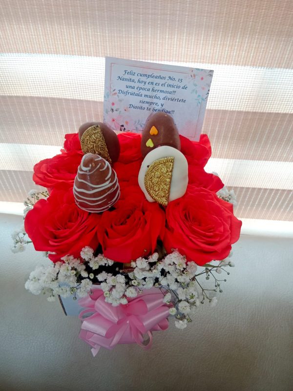 Caja por 9 rosas y fresas achocolatadas y decoradas R07