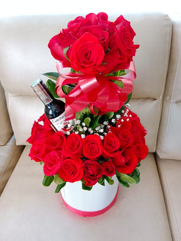 Caja de rosas y vino gato negro 187 ml R90