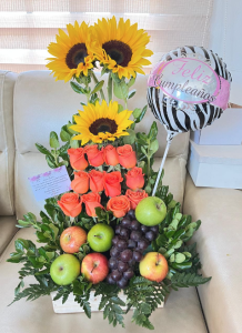 Arreglo girasoles, rosas, frutas y globo R129